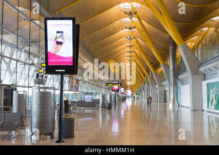 MADRID - Okt 11: Abflughalle am Flughafen Madrid-Barajas am 11. Oktober 2014 in Madrid, Spanien. Der Flughafen ist Spaniens größte und busi Stockfoto