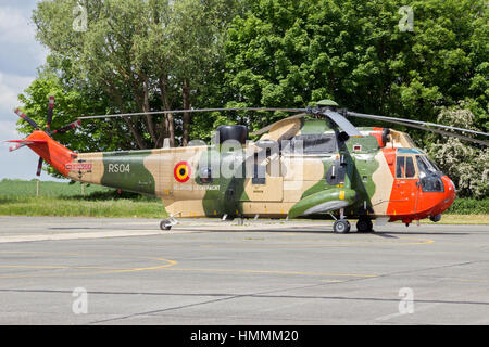 BEAUVECHAIN, Belgien - 20. Mai 2015: Belgische Marine Sea King Rettungshubschrauber auf dem Rollfeld des Beauvecahin Airbase. Stockfoto