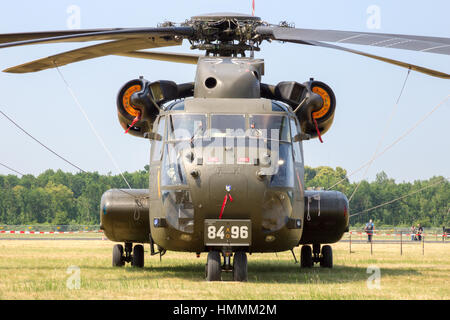 NORVENICH, Deutschland - 12. Juni 2015: Deutschland Armee Sikorsky CH-53 Transporthubschrauber auf dem Display für die Bundeswehr-Tag der offenen Tür. Stockfoto