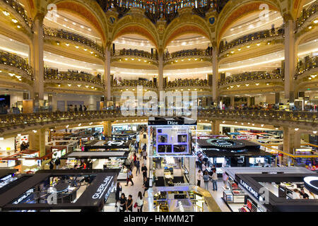 PARIS, Frankreich - 18. Juni 2015: Innenraum der Galeries Lafayette in Paris. Der Architekt Georges Chedanne entwarf im Store, wo ein Jugendstil-glas Stockfoto