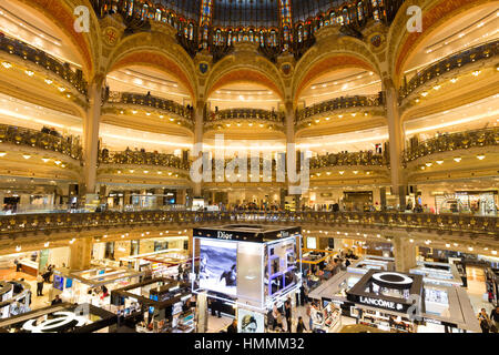 PARIS, Frankreich - 18. Juni 2015: Innenraum der Galeries Lafayette in Paris. Der Architekt Georges Chedanne entwarf im Store, wo ein Jugendstil-glas Stockfoto