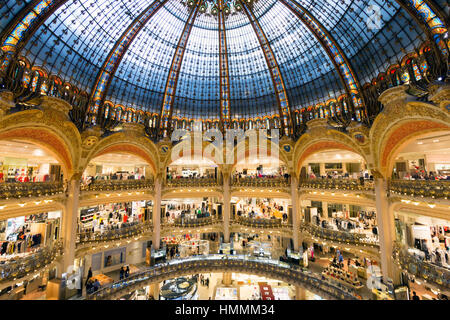 PARIS, Frankreich - 18. Juni 2015: Innenraum der Galeries Lafayette in Paris. Der Architekt Georges Chedanne entwarf im Store, wo ein Jugendstil-glas Stockfoto