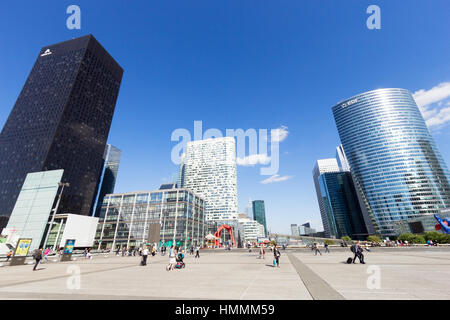 PARIS - 19. Juni 2015: Blick auf das Viertel La Défense. La Defense ist das größte Geschäftsviertel in Frankreich. Stockfoto