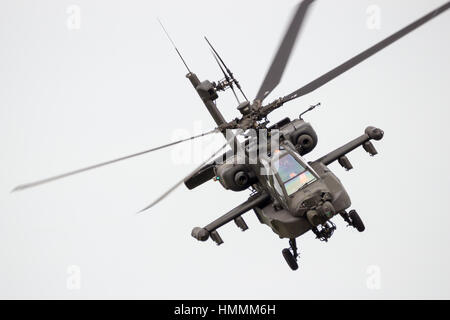 LEEUWARDEN, Niederlande - 10. Juni 2016: Boeing AH-64 Apache Angriff Hubschrauber fliegen eine Demo während der Royal Air Force Niederlande Stockfoto