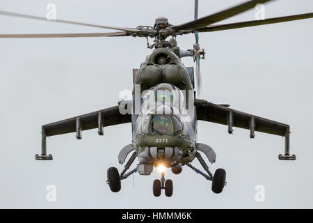 LEEUWARDEN, Niederlande - 10. Juni 2016: Tschechische Republik Luftwaffe Mil Mi-24 Hind Kampfhubschrauber Durchführung einer Demonstration während der königlichen Neth Stockfoto