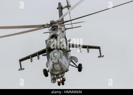 LEEUWARDEN, Niederlande - 10. Juni 2016: Tschechische Republik Luftwaffe Mil Mi-24 Hind Kampfhubschrauber Durchführung einer Demonstration während der königlichen Neth Stockfoto