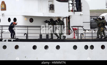 DEN HELDER, Niederlande - 23.Juni: Niederländische Marines Eingabe eines Schiffes während einer Anti Piraterie Demonstrion an die niederländische Marine-Tage am 23. Juni 2013 in Den Stockfoto