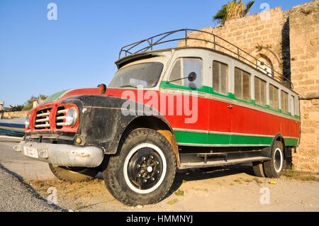 Alte traditionelle Bedford Bus Busse geparkt in Limassol Lemesos Republik Zypern Europa Stockfoto