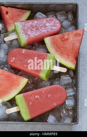 Köstliche Wassermelone Eis am Stiel Stockfoto