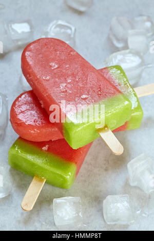 Köstliche Wassermelone Eis am Stiel Stockfoto