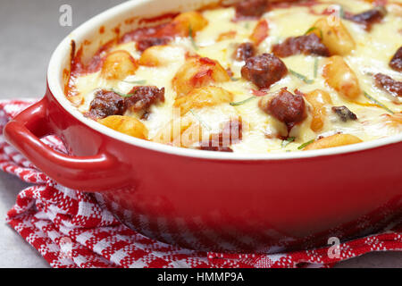 Hausgemachte Gnocchi mit Wurst und sauce Stockfoto