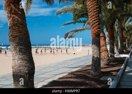 FUERTEVENTURA - 20 Oktober: Dem endlosen Strand Jandia in Fuerteventura, Spanien mit einigen Touristen gesehen von der Promenade am 20. Oktober 2013 Stockfoto