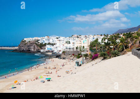 FUERTEVENTURA - 20 Oktober: Morro Jable in Fuerteventura, Spanien am 20. Oktober 2013 und hinter Jandia Strand Stockfoto