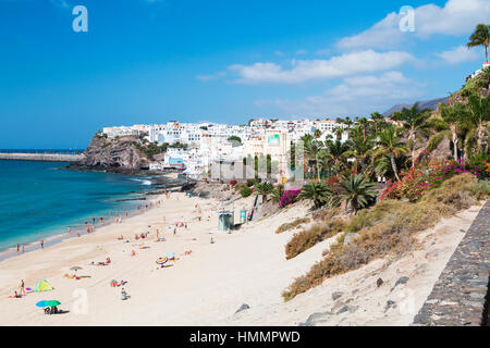 FUERTEVENTURA - 20 Oktober: Morro Jable in Fuerteventura, Spanien am 20. Oktober 2013 und hinter Jandia Strand Stockfoto