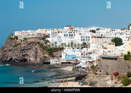 FUERTEVENTURA - 20 Oktober: Morro Jable in Fuerteventura, Spanien am 20. Oktober 2013 und hinter Jandia Strand Stockfoto