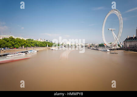 LONDON - 23. AUGUST: Thames River mit Blick auf die City of London und dem London Eye als tagsüber Langzeitbelichtung geschossen am 23. August 2013 Stockfoto