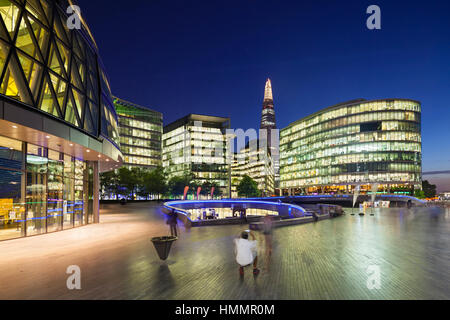 LONDON - 20 AUGUST: Nacht Blick auf mehrere moderne Glas-Gebäude in der Nähe von City Hall in London mit blauen Nachthimmel am 20. August 2013 Stockfoto