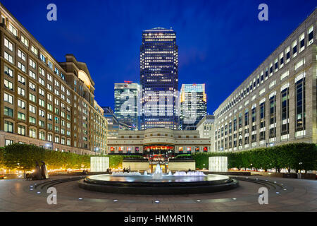 LONDON - 21 AUGUST: Cabot Square in das moderne Canary Wharf-Viertel mit seinen Banken und Wolkenkratzer in der Nacht vom 21. August 2013 Stockfoto