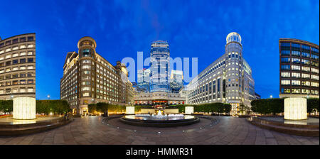 LONDON - 21 AUGUST: Cabot Square Panorama in das moderne Canary Wharf-Viertel mit seinen Banken und Wolkenkratzer in der Nacht vom 21. August 2013 Stockfoto