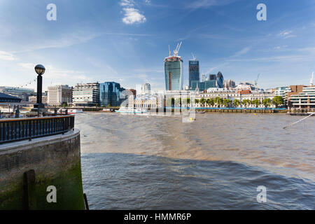 LONDON - AUGUST 20: Blick über die Themse in der City of London mit blauem Himmel am 20. August 2013 Stockfoto