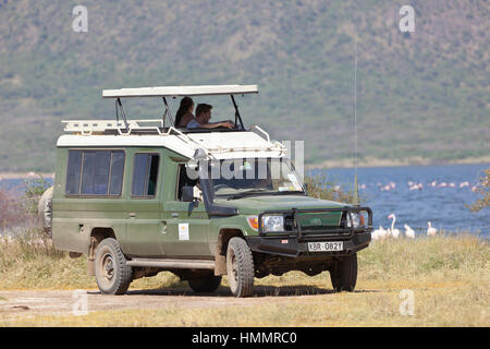 BOGORIA, Kenia - Februar 10: Touristen beobachten Lake Bogoria in einem Safari-Jeep am 10. Februar 2013 Stockfoto