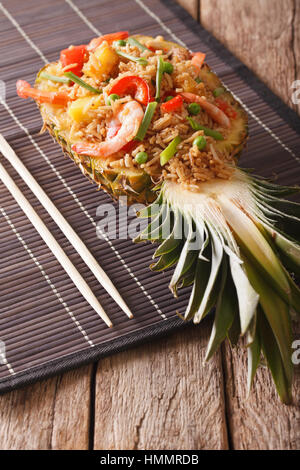 Thai-Reis mit Garnelen, Huhn, Ananas und Gemüse Nahaufnahme auf dem Tisch. vertikale Stockfoto