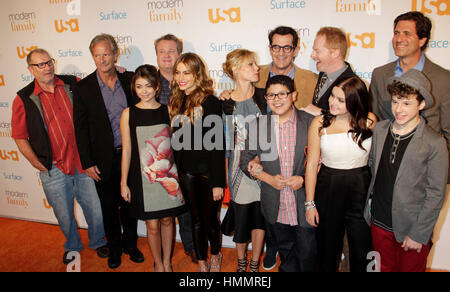 Von links: Ed O'Neill, Chris Lloyd, Sarah Hyland, Eric Stonestreet, Sofia Vergara, Julie Bowen, Rico Rodriguez, Ty Burrell, Jesse Tyler Ferguson, Ariel Winter, Steve Levitan und Nolan Gould erscheinen am der USA Network moderne Familie Fan Appreciation Day am 28. Oktober 2013 in Los Angeles, Kalifornien. Foto von Francis Specker Stockfoto