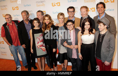 Von links: Ed O'Neill, Chris Lloyd, Sarah Hyland, Eric Stonestreet, Sofia Vergara, Julie Bowen, Rico Rodriguez, Ty Burrell, Jesse Tyler Ferguson, Ariel Winter, Steve Levitan und Nolan Gould erscheinen am der USA Network moderne Familie Fan Appreciation Day am 28. Oktober 2013 in Los Angeles, Kalifornien. Foto von Francis Specker Stockfoto