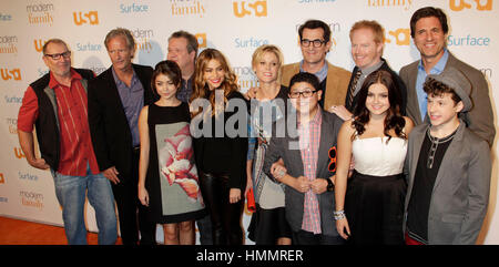 Von links: Ed O'Neill, Chris Lloyd, Sarah Hyland, Eric Stonestreet, Sofia Vergara, Julie Bowen, Rico Rodriguez, Ty Burrell, Jesse Tyler Ferguson, Ariel Winter, Steve Levitan und Nolan Gould erscheinen am der USA Network moderne Familie Fan Appreciation Day am 28. Oktober 2013 in Los Angeles, Kalifornien. Foto von Francis Specker Stockfoto