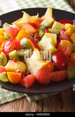 Salat von frischen exotischen tropischen Früchten Nahaufnahme auf einer Platte. vertikale Stockfoto