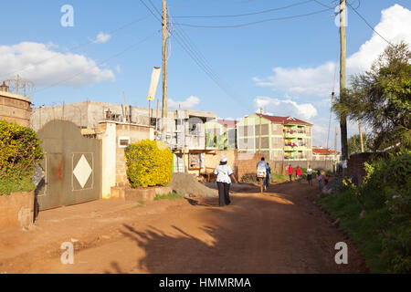 Kikuyu, Kenia - Februar 6: Menschen auf eine typische Straße in Kikuyu, Kenia am 6. Februar 2013 Stockfoto