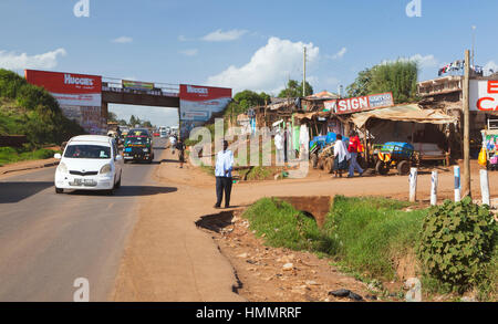 Kikuyu, Kenia - 8. Februar: Menschen und Autos auf der Hauptstraße in Kikuyu, Kenia auf 8. Februar 2013 Stockfoto