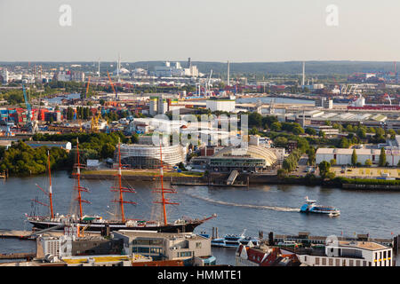 Hamburg, Deutschland - Juli 7: Das Segelboot Cap San Diego und Theater Im Hafen spielt der König der Löwen in Hamburg am 7. Juli 2013 Stockfoto