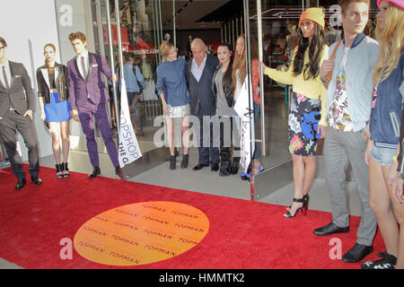 Kate Bosworth, links, Sir Philip Green, Demi Lovato und Chloe Green teilnehmen Eröffnung Topshop Topman im Grove in Los Angeles, Kalifornien am 14. Februar 2013. Foto von Francis Specker Stockfoto