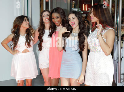 Dinah Jane Hansen, Lauren Jauregui, Ally Brooke, Normani Hamilton und Camila Cabello des Arbeitskreises fünften Harmonie teilnehmen Eröffnung Topshop Topman im Grove in Los Angeles, Kalifornien am 14. Februar 2013. Foto von Francis Specker Stockfoto