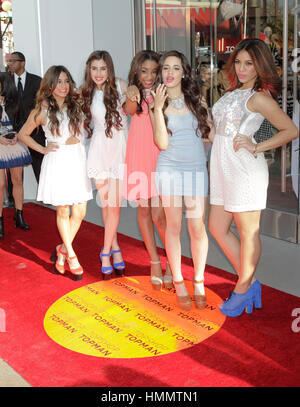 Dinah Jane Hansen, Lauren Jauregui, Ally Brooke, Normani Hamilton und Camila Cabello des Arbeitskreises fünften Harmonie teilnehmen Eröffnung Topshop Topman im Grove in Los Angeles, Kalifornien am 14. Februar 2013. Foto von Francis Specker Stockfoto