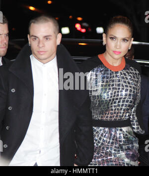 Casper Smart und Jennifer Lopez kommen bei der Topshop Topman LA Eröffnungsparty am 13. Februar 2013 in West Hollywood, Kalifornien. Foto von Francis Specker Stockfoto