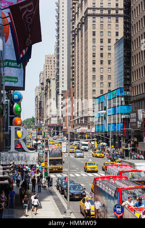 New York City - Juni 22: Chaotische Times Square mit Blick entlang der 7th Avenue in New York am 22. Juni 2013 Stockfoto