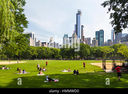 New York City - Juni 22: Touristen und Einheimische genießen Sie die Sonne auf die Baseball-Felder im Central Park in New York am 22. Juni 2013 Stockfoto