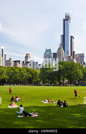 New York City - Juni 22: Touristen und Einheimische genießen Sie die Sonne auf die Baseball-Felder im Central Park in New York am 22. Juni 2013 Stockfoto