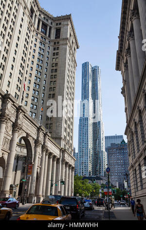 New York City - 23.Juni: Die neue Beekman Tower von Gehry in New York, eingerahmt von anderen Wolkenkratzer am 23. Juni 2013 Stockfoto