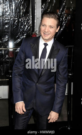 Jeremy Renner kommt für die Premiere des Films "Hänsel & Gretel: Witch Hunters am 24. Januar 2013, in Hollywood, Kalifornien. Foto von Francis Specker Stockfoto