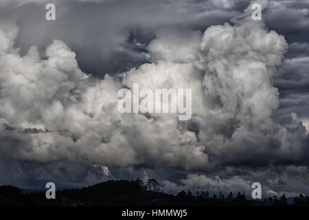 schwere Wolken in der Regenzeit über Medellin Gebiet von Kolumbien Stockfoto