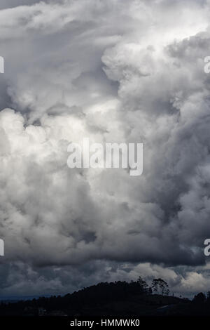 schwere Wolken in der Regenzeit über Medellin Gebiet von Kolumbien Stockfoto