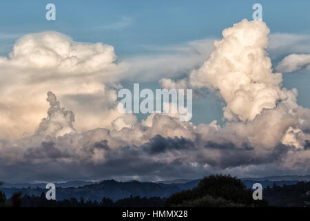 Wolkenformationen in Medellin Kolumbien Stockfoto