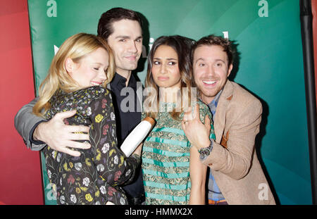 Kristen Hager, Sam Witwer, Meaghan Rath und Sam Huntington aus der Besetzung von "Being Human" erreichen die NBCUniversal TCA Press Tour am 7. Januar 2013, in Pasadena, Kalifornien. Foto von Francis Specker Stockfoto