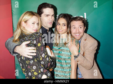 Kristen Hager, Sam Witwer, Meaghan Rath und Sam Huntington aus der Besetzung von "Being Human" erreichen die NBCUniversal TCA Press Tour am 7. Januar 2013, in Pasadena, Kalifornien. Foto von Francis Specker Stockfoto