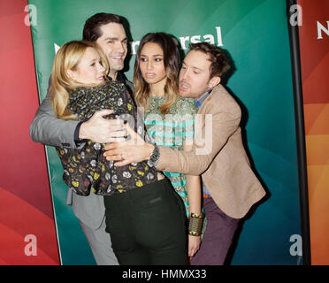 Kristen Hager, Sam Witwer, Meaghan Rath und Sam Huntington aus der Besetzung von "Being Human" erreichen die NBCUniversal TCA Press Tour am 7. Januar 2013, in Pasadena, Kalifornien. Foto von Francis Specker Stockfoto