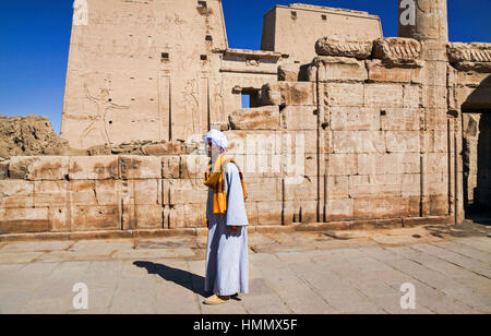 Einheimischer alter Mann, gekleidet in traditioneller nubischer Kleidung, Spaziergang durch die alten ägyptischen Ruinen im Tempel des Philae-Tals der Könige in Luxor Ägypten Stockfoto