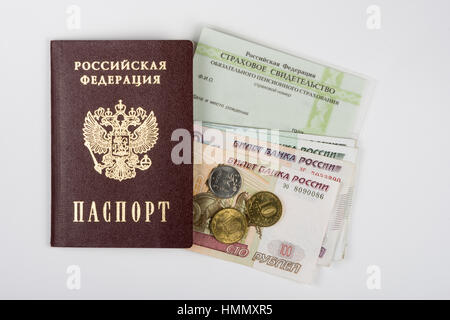 Reisepass, Versicherungsbestätigung und Geld auf weißem Hintergrund Stockfoto